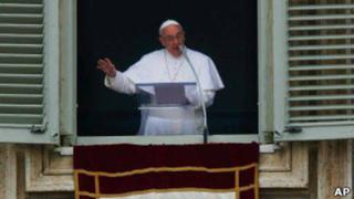 El papa Francisco bendijo a los fieles y sumó anécdotas y humor