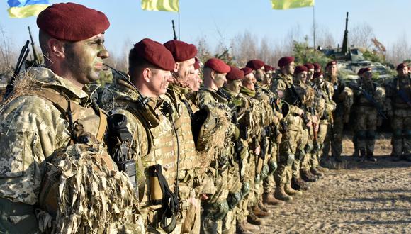 Soldados ucranianos realizan ejercicios militares cerca de la frontera con Rusia, con armas entregadas por Estados Unidos. REUTERS