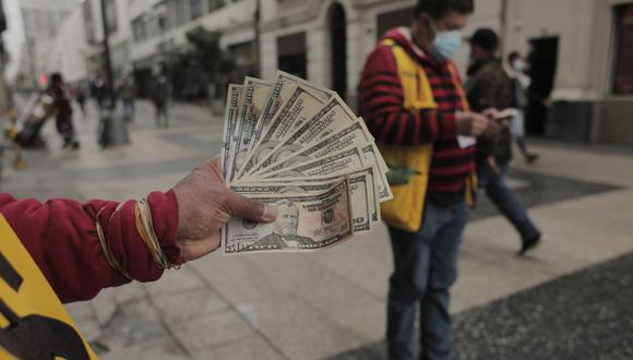 En el mercado paralelo o casas de cambio de Lima, el tipo de cambio se cotizaba a S/3,995 la compra y S/4,030 la venta de cada dólar. (Foto: Leandro Britto / GEC)
