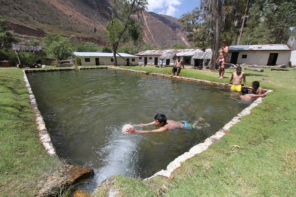 Aguas Calientes es una pequeña ciudad ubicada justo debajo de Machu Picchu. Además de disfrutar de los Baños Termales, el lugar te ofrece ascender la montaña Putucusi o tomar un paseo por los jardines de Mándor.