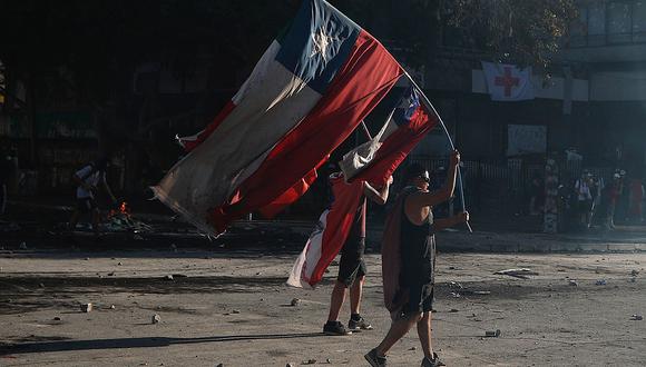 Personas protestan en la Plaza Italia, en la capital de Chile. (Foto: EFE).