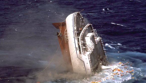 Tumbonas, chalecos salvavidas y otros desechos cayeron de la cubierta y flotaron en la superficie del agua antes de que el barco finalmente desapareciera. (Foto: Getty Images)