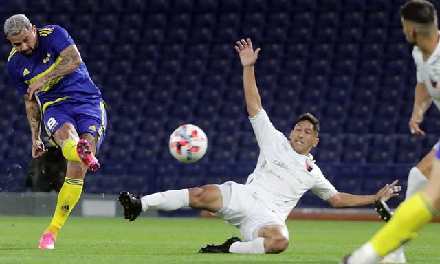 Boca chocó contra Colón de Santa Fe en La Bombonera por la Liga Profesional | Foto: AFP.