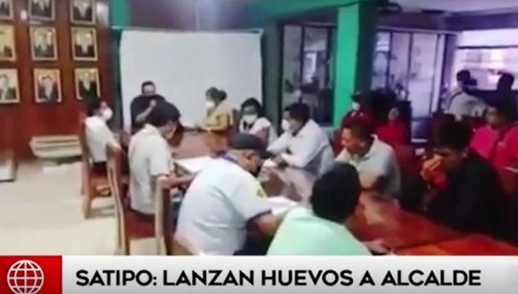 El alcalde de Satipo, Iván Olivera, fue quien sufrió este incidente durante la reunión pactada en las instalaciones de la comuna | Foto: América TV / Captura de video