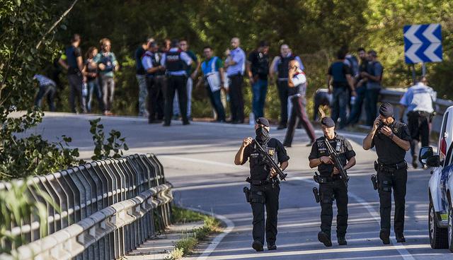 GRA282. SUBIRATS (BARCELONA), 21/08/2017.- Operativo policial en el lugar donde el autor del atentado de La Rambla de Barcelona, Younes Abouyaaqoub, ha sido abatido por disparos de los Mossos d'Esquadra en Subirats (Barcelona). El terrorista, que estaba huido desde el atropello masivo del pasado jueves, ha sido alcanzado por los disparos de una patrulla de la policÌa catalana mientras exhibÌa un cinturÛn de explosivos que era simulado. EFE/Quique GarcÌa