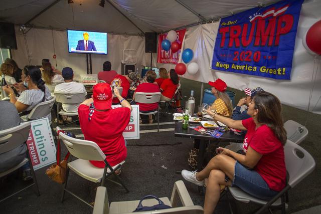 Un grupo de simpatizantes del presidente se reúnen para ver el debate entre Donald Trump y Joe Biden en un restaurante de Miami, Estados Unidos. (EFE/EPA/CRISTOBAL HERRERA-ULASHKEVICH).