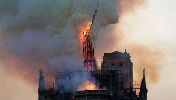 El momento de la caída de la aguja de Notre Dame se convirtió en el símbolo del voraz incendio que sufrió el templo este lunes. Foto: AFP