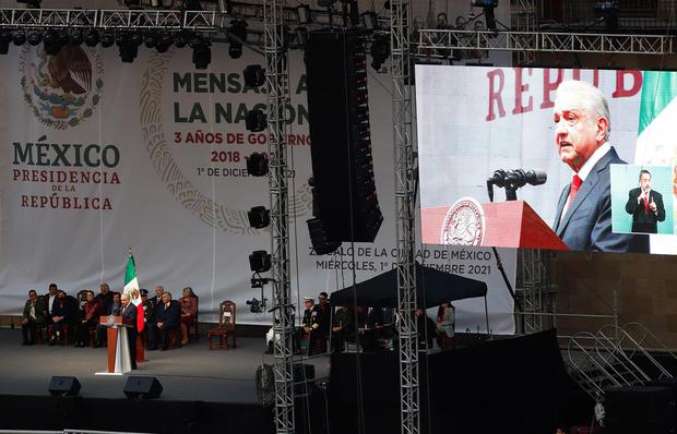 El presidente de México, Andrés Manuel López Obrador, habla durante su tercer informe de Gobierno en el Zócalo de la Ciudad de México. (EFE//Madla Hartz).