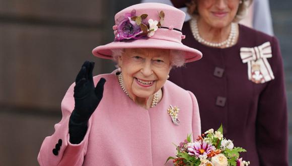 La reina Isabel II de Gran Bretaña saluda al salir después de asistir a la ceremonia de inauguración del sexto Senedd, el Parlamento de Gales, en Cardiff, Gales. (Foto: Jacob King / POOL / AFP).