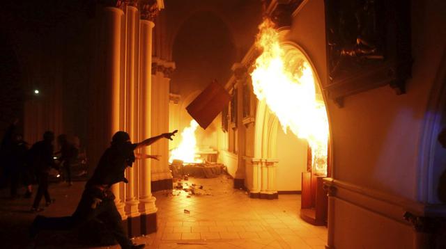 Manifestantes antigubernamentales incendiaron la iglesia San Francisco de Borja de la policía chilena durante una protesta en Santiago de Chile. (Foto: AP).