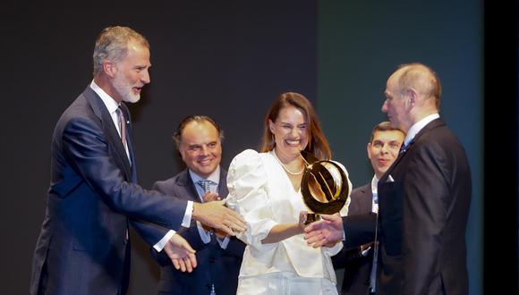 El rey Felipe entrega a Joanna Krawcyk (c), presidenta de Gazeta Wyborcza Foundation, y a Piotr Stansdinski (d), editor adjunto de Gazeta Wyborcza, un galardón durante el Congreso Mundial de Medios de Comunicación. (EFE/ Javier Cebollada).