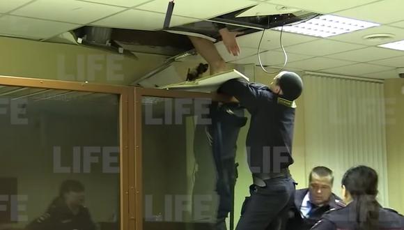 Un sospechoso de asesinato intentó fugar de un juzgado ruso a través del techo. No logró su cometido gracias a la rápida reacción de unos policías | Foto: Captura de YouTube / Life.ru