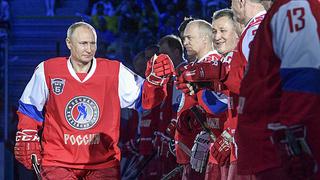 Putin no solo es un experto en judo, también da pelea en hockey