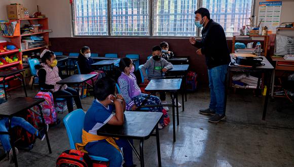 Esta semana, al menos dos colegios iniciarán las clases semipresenciales. Imagen referencial del retorno a clases presenciales en México. (Foto: EFE/ Carlos López)