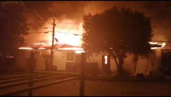 Desconocidos incendiaron este lunes la sede de la alcaldía del municipio colombiano de Nechí, en el departamento de Antioquia, durante unas protestas convocadas en rechazo a los resultados de las elecciones locales del domingo. (Twitter)