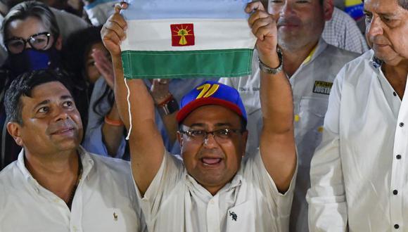 El candidato de la oposición Sergio Garrido celebra después de que el candidato del partido gobernante Jorge Arreaza admitiera en las redes sociales su derrota en una nueva elección para gobernador en Barinas, Venezuela. (Foto: AP/ Matias Delacroix).