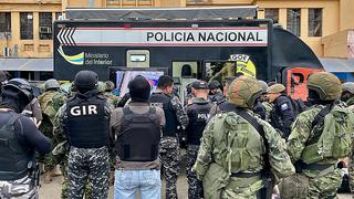 Ecuador: presos retienen a agentes al interior de cárcel 