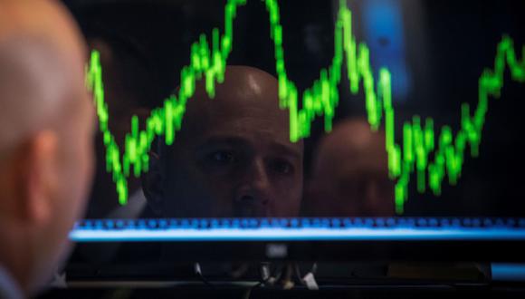 Diez minutos después del inicio de las operaciones en la Bolsa de Nueva York, el Dow Jones bajaba hasta 33.590 unidades y el selectivo S&P 500 restaba un 0,24 % hasta 4.107,50 puntos. REUTERS/Brendan McDermid