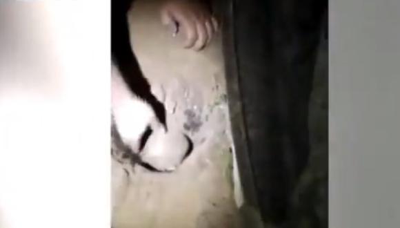 La policía brasileña divulgó un video en el que se ve a los efectivos cavando, durante la noche, un pequeño agujero del que sacan a la bebé aún con su cordón umbilical. (Captura de video)