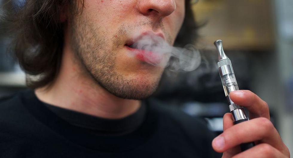 Según las autoridades, cerca del 40 % de los estudiantes de último año de escuela superior en Nueva York usando cigarrillos electrónicos. Foto referencial. (Archivo / AFP)