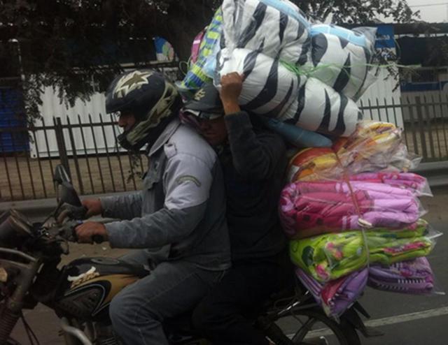 La Molina: conductor lleva su cama en una moto - 2