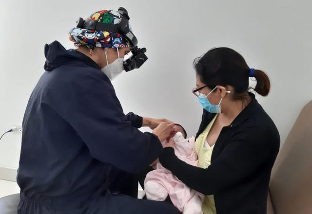 Fabiola Quezada atendiendo a un bebe para prevenir el estrabismo | Foto: Oftalmosalud