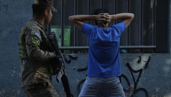 Un militar detiene a un hombre en un punto de control en Soyapango, El Salvador. (EFE/ Rodrigo Sura).
