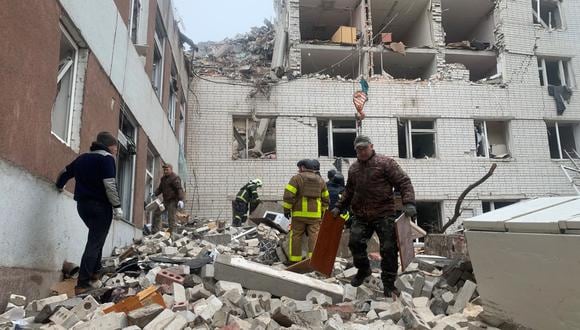 Los rescatistas limpian los escombros de un edificio destruido tras un ataque con misiles en Chernigiv el 17 de abril de 2024, en medio de la invasión rusa de Ucrania. (Foto de Sergiy BUTKO / AFP).