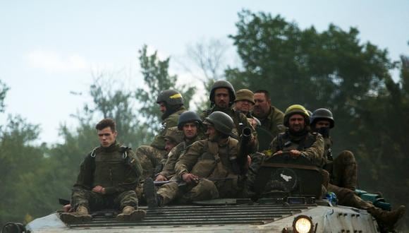 Soldados ucranianos viajan en un vehículo blindado de transporte de personal (APC) en una carretera de la región oriental de Lugansk el 23 de junio de 2022, en medio de la invasión militar de Rusia lanzada contra Ucrania | Foto de Anatolii Stepanov / AFP