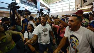 Venezuela: Policías y chavistas atacaron a los diputados que fueron al aeropuerto a recibir a Juan Guaidó | VIDEOS