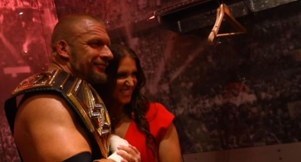 Triple H y la celebración con Stephanie McMahon en Royal Rumble | Foto: WWE