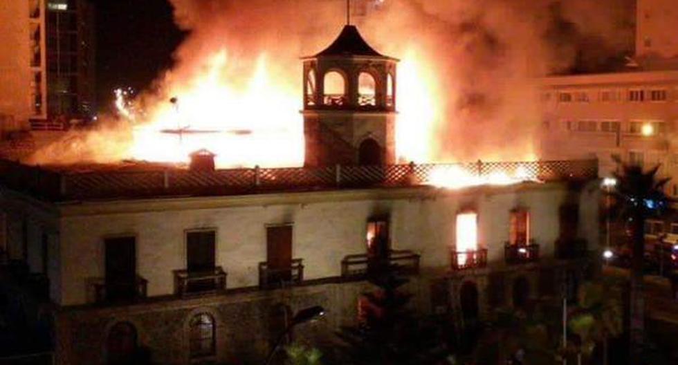 Incendio afecta histórico edificio de la aduana de Iquique. (Foto: Twitter)