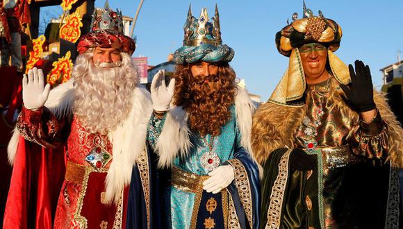 Los tres Reyes Magos saludan al público en Málaga, España. esta foto es de la celebración del 5 de enero de 2020. Este año, por la pandemia, no se realizarán las acostumbradas cabalgatas masivas. (Foto: Reuters)