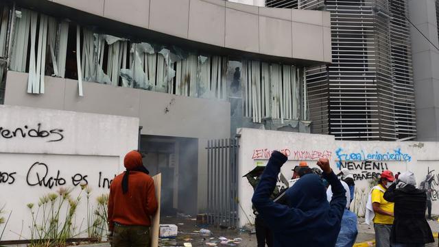 Las fuentes precisaron que el edificio fue asaltado por encapuchados que arrojaron sillas y documentos desde las oficinas de la Contraloría para ser quemados posteriormente, y colgaron en redes videos aparentemente del suceso que se registró antes del mediodía en el contexto de intensos disturbios que registra la capital. (Foto: Reuters).