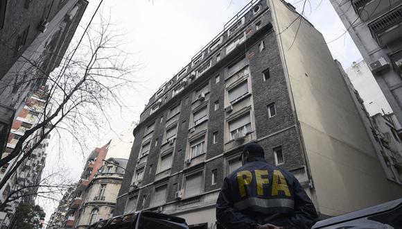 Un oficial de la policía federal argentina hace guardia en la calle frente a un edificio donde la expresidenta Cristina Fernández de Kirchner posee un departamento en el barrio de Recoleta, Buenos Aires. (Foto: Juan MABROMATA / AFP)