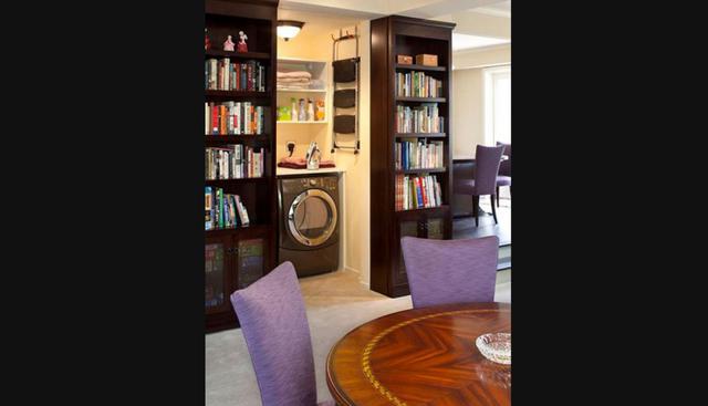 Si te hace falta un espacio para tu lavandería, un cuarto escondido te facilita las cosas. Esta puerta tiene un riel corredizo en la parte superior. (Foto: Lindy Donnelly Interior Designers & Decorators)