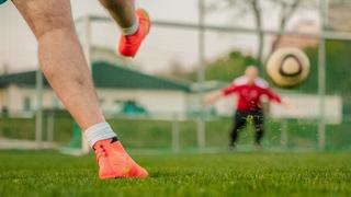 ¿Cuántos años tiene el futbolista profesional de más edad en activo y en qué equipo jugará?