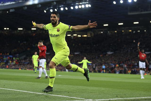 Barcelona vs Manchester United: Luis Suárez generó este autogol para el 1-0 tras uso del VAR. (Foto: AP)