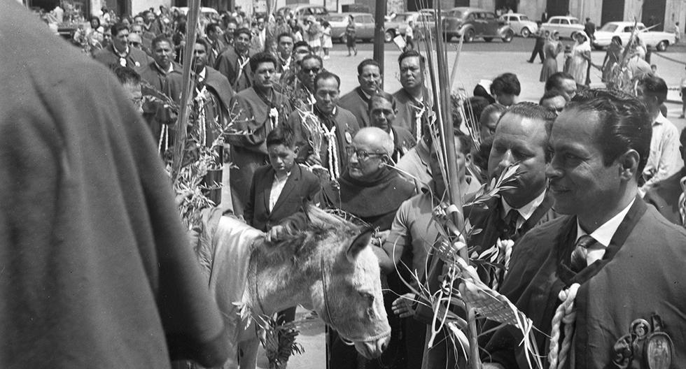 Lima, 11 de abril de 1965. Celebración de Domingo de Ramos en la iglesia San Francisco de Lima. El paseo simbólico con la burrita llevando al Cristo marcó la época de esta conmemoración religiosa.  (Foto: GEC Archivo Histórico).