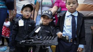 Venezuela: Niños con armas (de juguete) en carnaval de Caracas