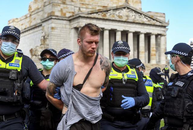 La policía arresta a un manifestante en Melbourne el 5 de septiembre de 2020, durante una protesta contra ls medidas de confinamiento en Australia por el coronavirus Covid-19. (Foto de William WEST / AFP).