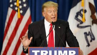 Hombre lanza tomate a Donald Trump durante mitin en Iowa