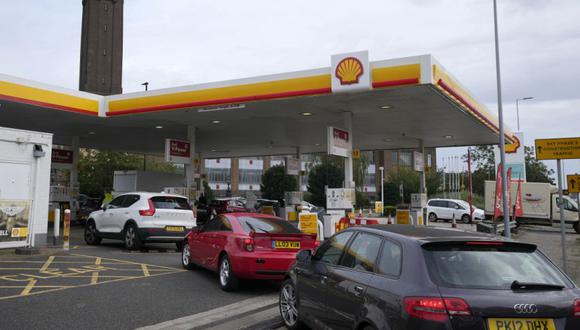 Los conductores hacen cola para cargar combustible en una estación de servicio en Londres. (Foto: AP / Frank Augstein).