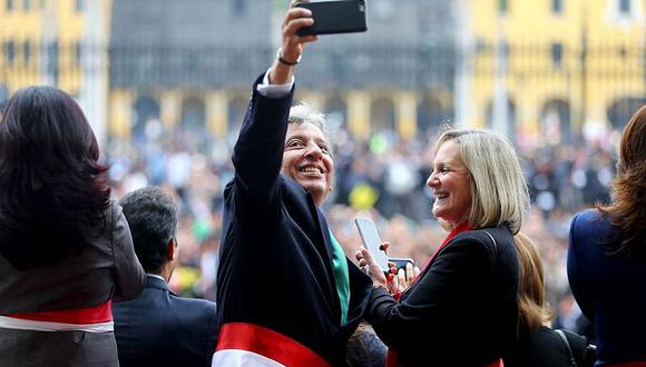 Ministros se tomaron fotos mientras Humala daba discurso - 4