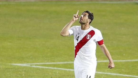 Claudio Pizarro celebrando un gol con la camiseta de Perú. (Foto: AFP)