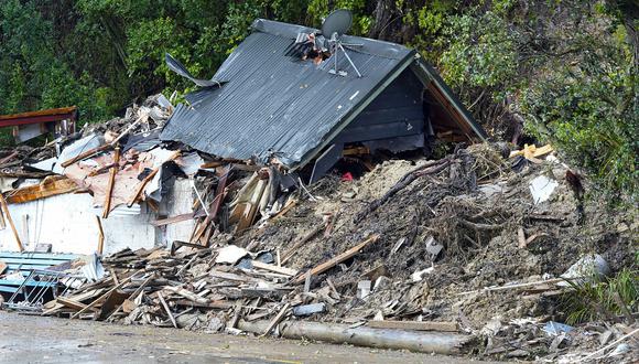 Una vista general de una casa dañada después de que una tormenta azotara Titirangi, un suburbio del área de West Auckland en Nueva Zelanda, el 13 de febrero de 2023. (Foto de Diego OPATOWSKI / AFP)