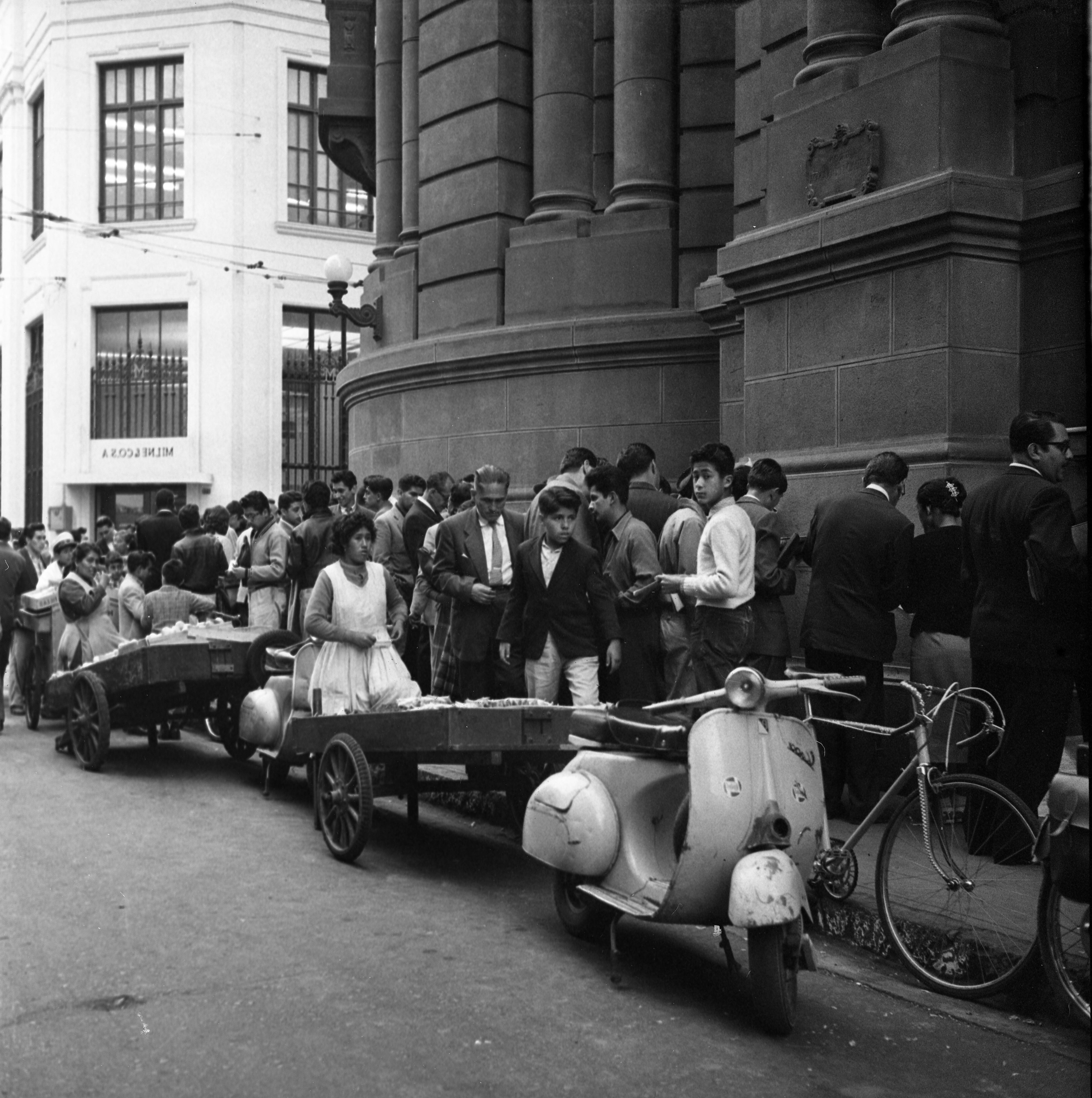 Octubre de 1960, en el primer año del geniograma, los concursantes abarrotan las instalaciones del diario en el Centro de Lima. FOTO: EL COMERCIO