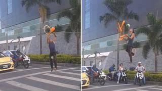 Impresionantes malabares sobre la cuerda floja en una calle