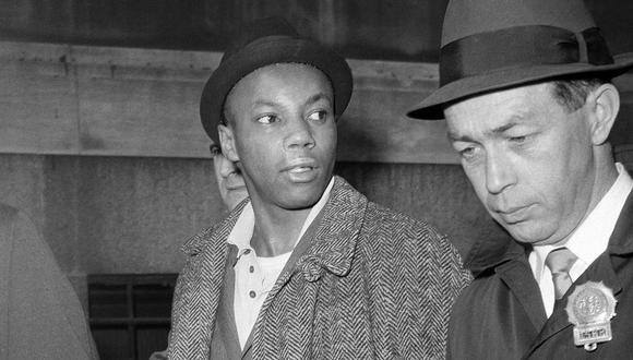 Norman 3X Butler (Muhammad Abdul Aziz), de 26 años, sospechoso del asesinato de Malcolm X, es escoltado por detectives en la sede de la policía después de su arresto en Nueva York, el 26 de febrero de 1965. (Foto AP, Archivo).