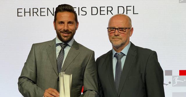 Claudio Pizarro junto a Thomas Schaaf, su primer técnico en la Bundesliga. (Foto: WERDER.DE)